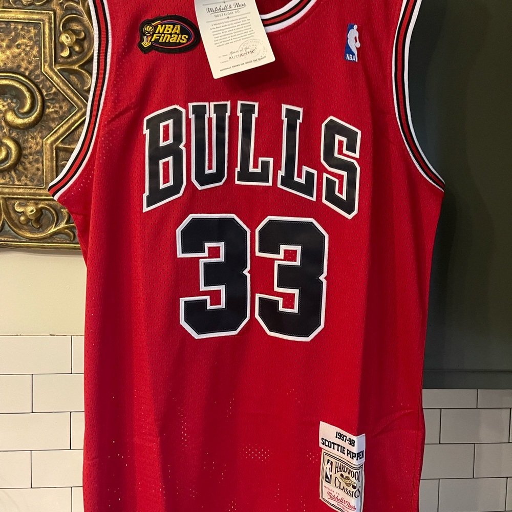 Men’s Scottie Pippen Bulls Jersey Size M.